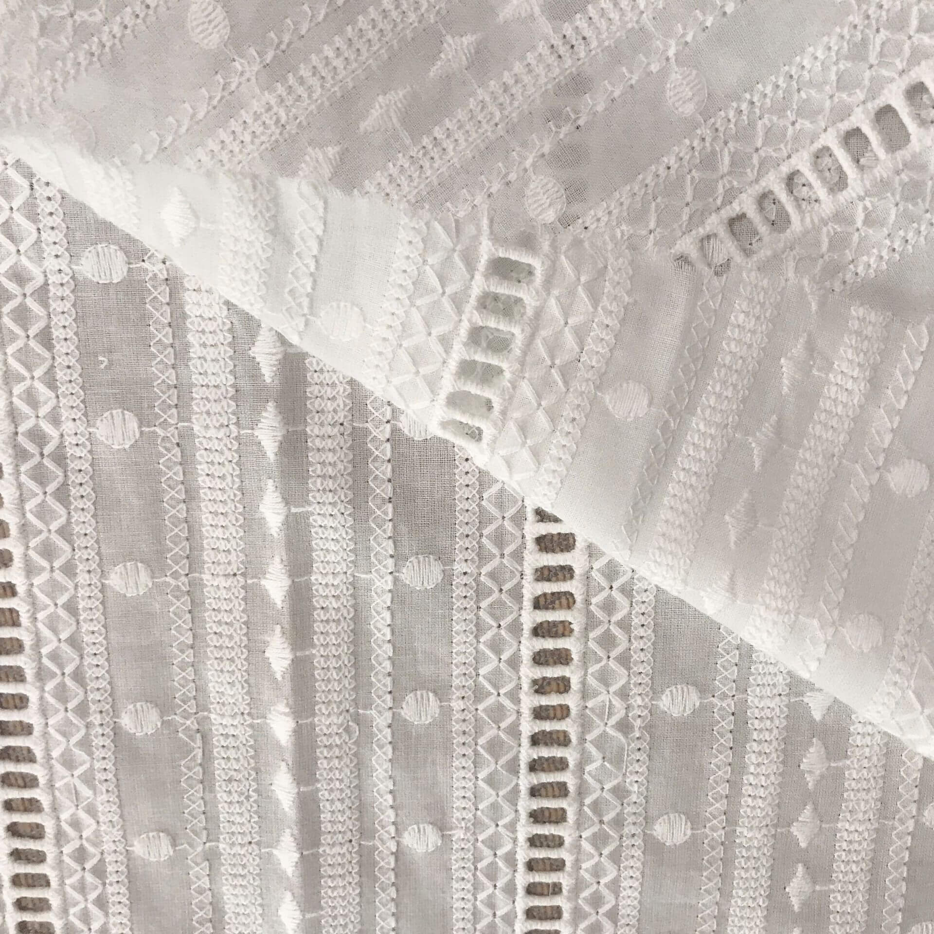 60-count Cutwork Eyelet 100% Cotton Embroidered Fabric for Women's Wear Who