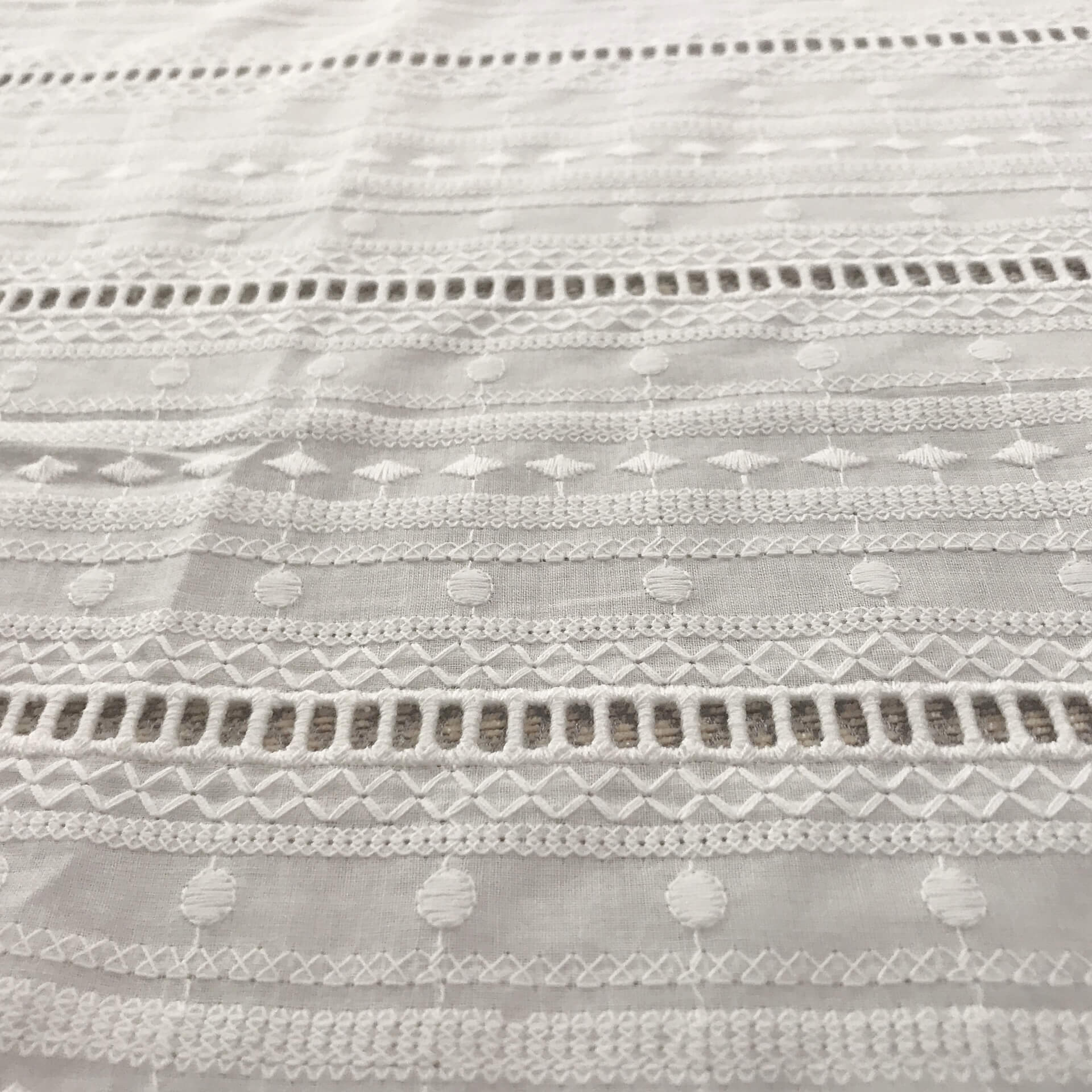 60-count Cutwork Eyelet 100% Cotton Embroidered Fabric for Women's Wear Who