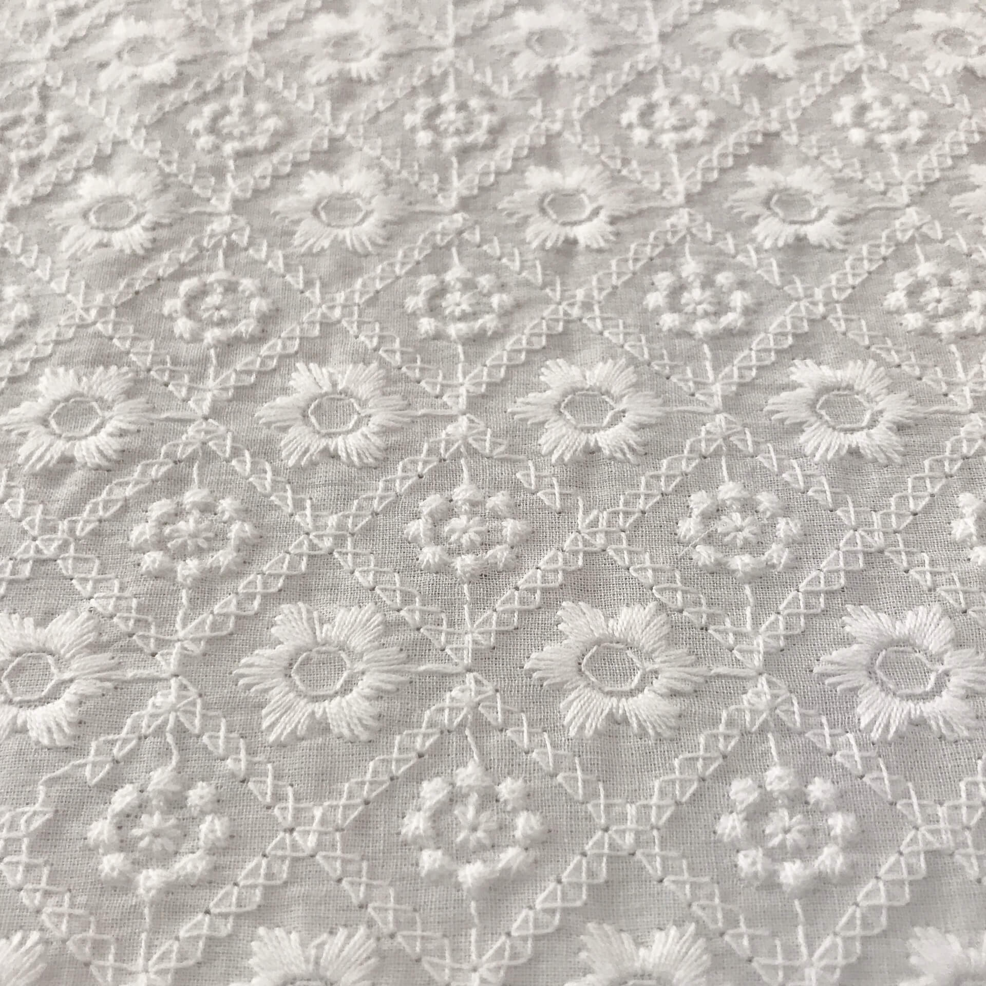 60-count Cutwork Eyelet 100% Cotton Embroidered Fabric for Dress Wholesale