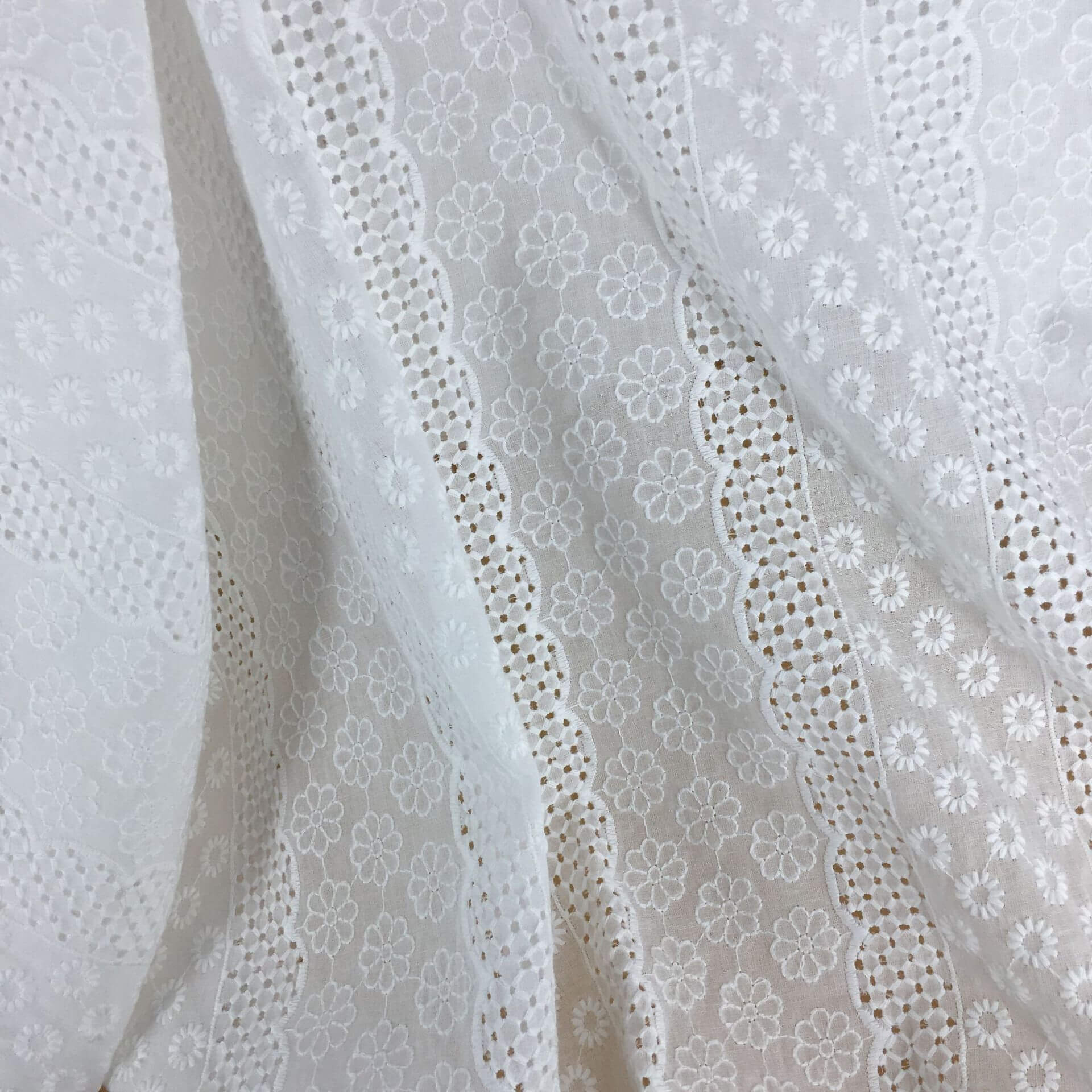Water Soluble Lace Embroidered Fabric Eyelet Polyester for Apparel Who