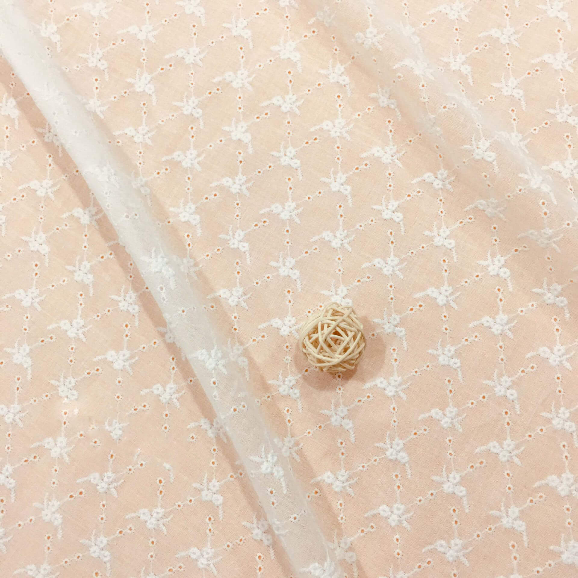 Eyelet White 100% Cotton Embroidered Fabric for Apparel Wholesale Supp
