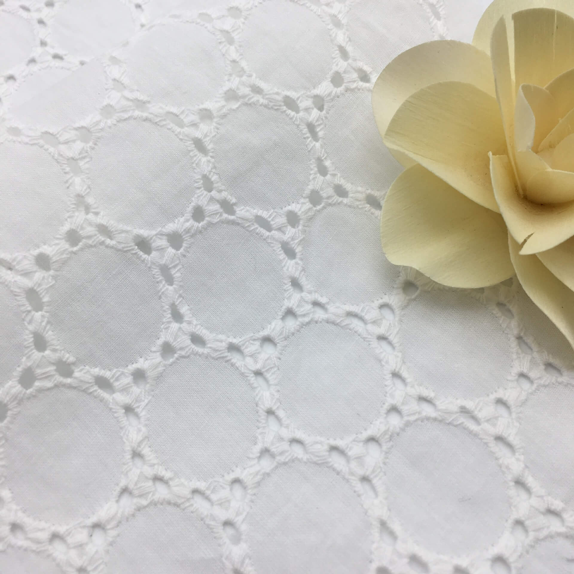 Embroidered Fabric Eyelet Cutwork 100% Cotton for Apparel Wholesale Su